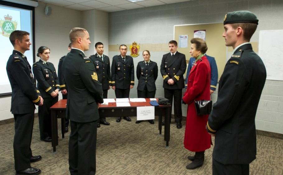 The Colonel-in-Chief speaks with students of Health Services Operational and Staff