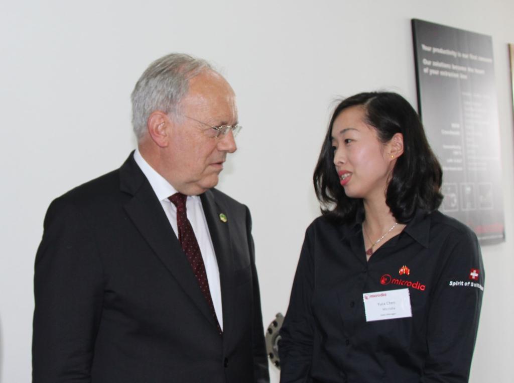 Newsletter No 54 Page 3 Mr Schneider-Ammann visits microdia office The delegation had vivid exchanges with the representing CEOs and