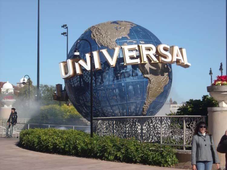 Universal Studios - Orlando A small city Attractions, food, entertainment 15,000 team members 50,000 60,000 guests every day 800