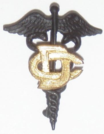 Veterinarians used a winged horseshoe in the lower angle of either cavalry (shown) or field artillery insignia from 1902 until 1916 when congress formed