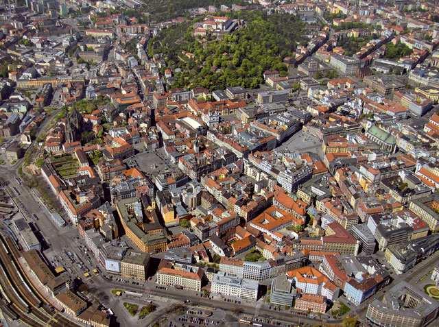 Introduction of the South Moravian Region (2) Population: 1 140 000 inhabitants Dominant and strong capital: Brno (380,000 inhabitants, 2nd bigest city in the CR) The second largest town: Znojmo