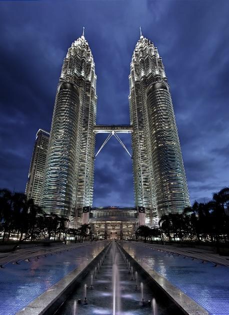 Menara Berkembar Petronas Tuan-Tuan Saya mahu bercakap tentang petronas Menara Berkembar Petronas setinggi 88 tingkat yang turut dikenali dengan nama KLCC merupakan menara berkembar tertinggi di
