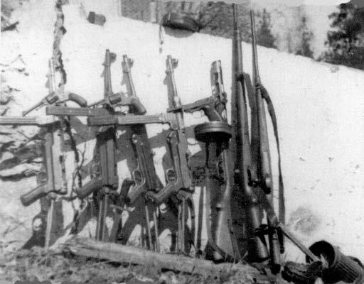 Ieroču vēsture 3. att. Sēmes pagastā 1949. gada 21. aprīlī iznīcinātās Roberta Ķuža grupas partizānu ieroči. No kreisās: četras mašīnpistoles M.P.40, viena mašīnpistole PPŠ-41, karabīne Kar.