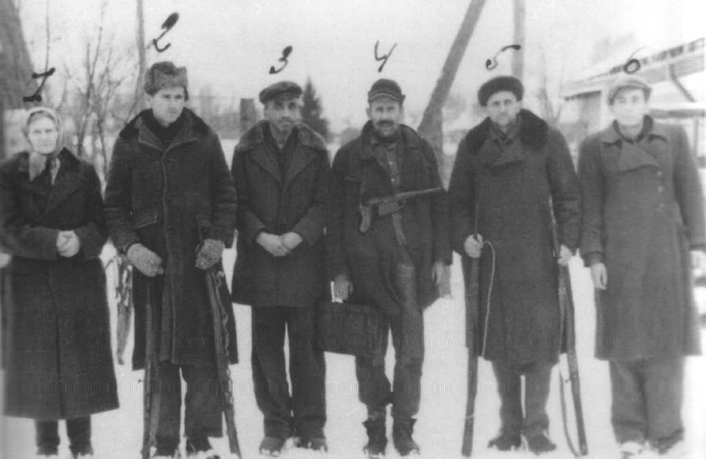No kreisās: Emma Pāps, Rolands Pāps, Jānis Aumeistars, Augusts Andersons, Teodors Veidemanis, Leonhards Pāps. A.Andersonam kaklā uzkārts apgrieznis, kas izgatavots no 7,62 mm šautenes M-1891/30 6.