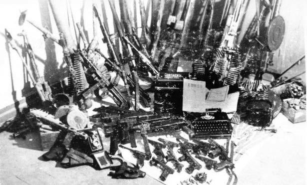 Egīls Gelderiņš. Dažas piezīmes par apbruņojumu mežabrāļu fotogrāfijās 1944 1953 17. att. Nacionālajai pagrīdes organizācijai Kursa konfiscētie ieroči, munīcija un rakstāmmašīnas, Liepāja, 1947. gads.