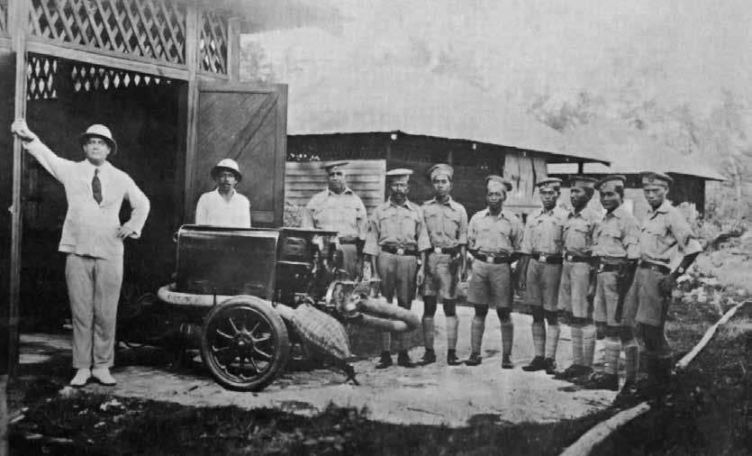 Pasukan Bomba Negeri Sabah yang pertama ditubuhkan pada tahun 1930an diketuai oleh seorang berbangsa Inggeris dan 9 orang anggota dengan sebuah pam trailer bertempat di Victoria Island sumber : Arkib