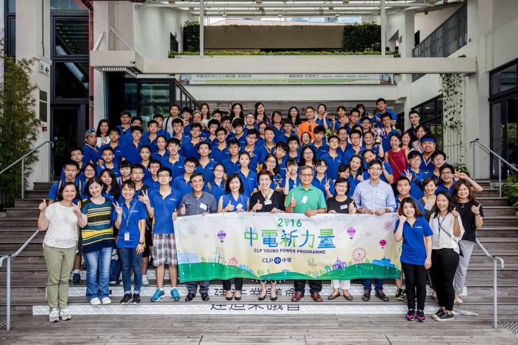 Photo 2 At the Energy Carnival, students took a photo with the guests and judges, Principal Assistant Secretary for the Environment Bureau (Energy) Mrs Dorothy Ma (left 6 th of front row), CLP Power