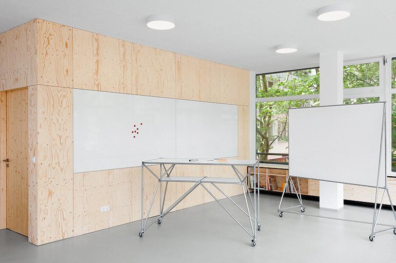 Innovation Lab Compact space with writeable walls designed for creative teamwork and kick-off sessions. Ideal for innovative and interactive workshops, sprints, and lectures.