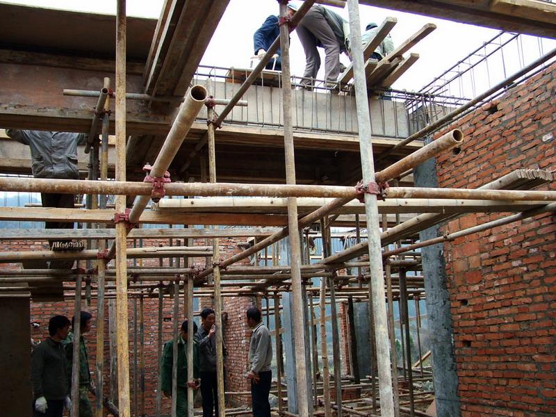 Construction of Laoxiancheng EE Centre in Progress as Planned Starting from July 1, 2006, WWF has been working with Laoxiancheng Nature Reserve and Zhouzhi County Government to construct a Bamboo