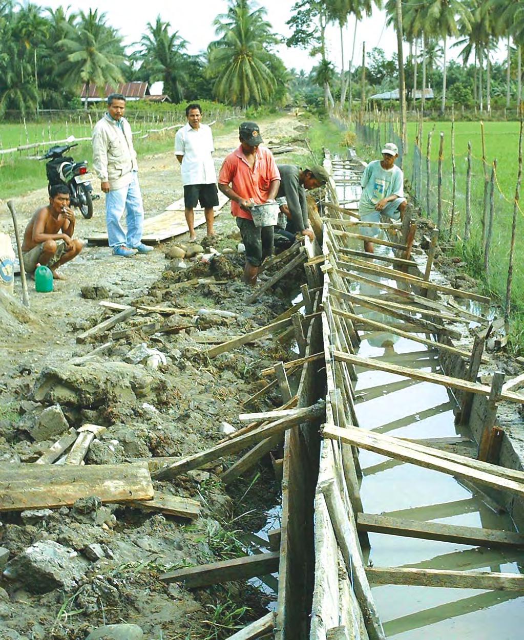 Irrigation canal built by the community The community constructs an irrigation system for Senebok Aceh village in the Bendahara sub-district with a minimum budget,