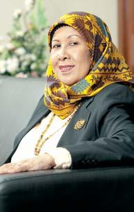 PROFILE OF DIRECTORS continued Datuk Nazariah binti Mohd Khalid is an Independent Non-Executive Director. She was appointed to the Board on 14 Ap