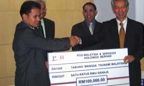 At the same ceremony, Pos Malaysia Berhad also presented a cheque of RM50,000 to the victims of earthquake/tsunami disaster in Banda Aceh through the Tabung Kemanusiaan Aceh established by Utusan