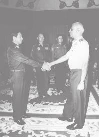 Established 1914 Volume XII, Number 215 6th Waxing of Tazaungmon 1366 ME Wednesday, 17 November 2004 Vice-Senior General Maung Aye receives Indian Chief of Air Staff YANGON, 16 Nov Vice-Chairman of