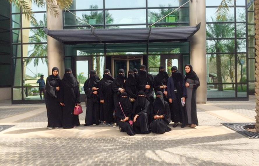 COMMUNITY COLLEGE FEMALE STUDENTS VISIT TO SAUDI ARAMCO RESEARCH & DEVELOPMENT CENTER In collaboration with the Saudi Aramco Research & Development Center, SAICSC-ACS organized a visit to the Saudi
