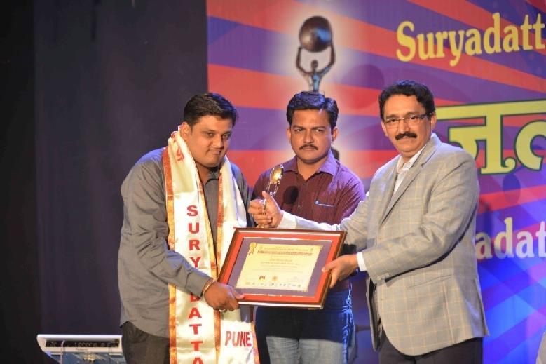 Shri Rajesh Gugale facilitated as Young Achiever and an active member of Jain Yuva Sangathan and Amhi Nagarkar by Suryadatta