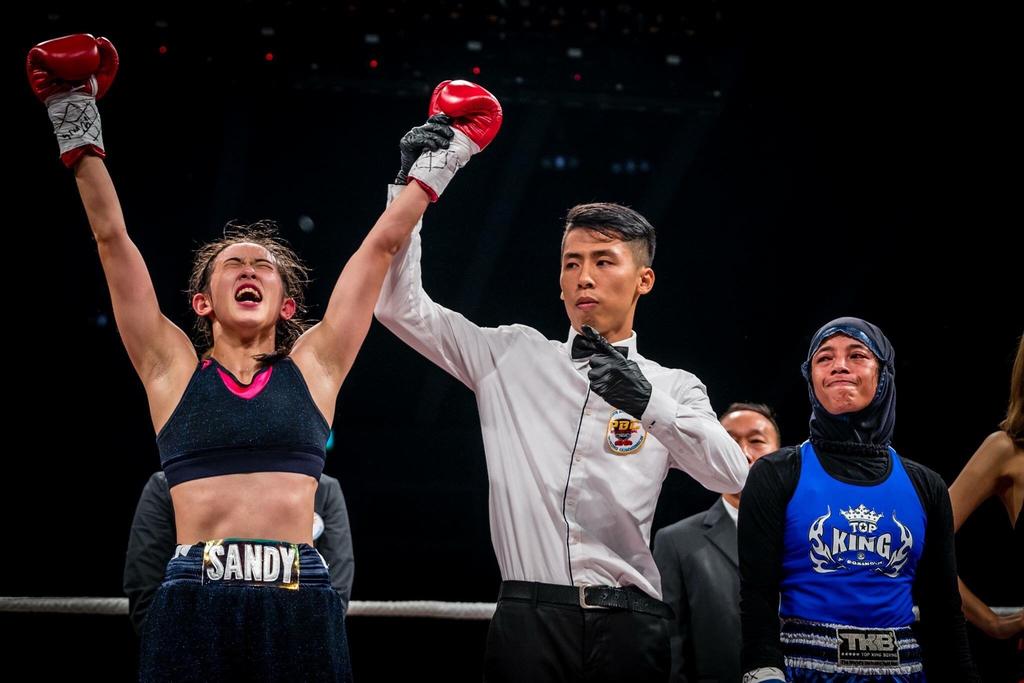 Students Achievements Ms. Lam Hoi Ming, Sandy, Won her Third Professional Boxing Fight (Year 4, BSS Student, Major in Sociology) I started boxing when I was 16 years old.