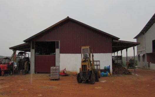c. HSSB telah membina bangunan kekal dalam kawasan PLH di HSK Semberong, Mersing bagi kediaman pekerja ladang, pejabat dan stor penyimpanan barang seperti di gambar berikut: GAMBAR 2.12 GAMBAR 2.
