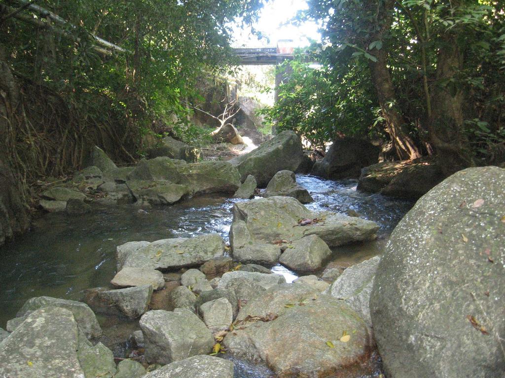 Di stesen 2, air sungai mengalir melalui kawasan perkampungan yang tidak tersusun (3).
