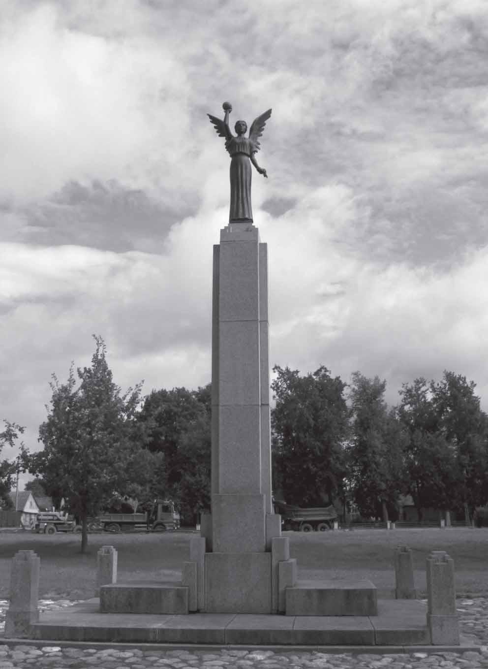 Þieþmariai. Monument Laisvës angelas ("Angel of Freedom").