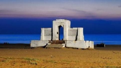 The beach is home to The Karl Schmidt Memorial which commemorates a Dutch mariner, who died here while saving a man from