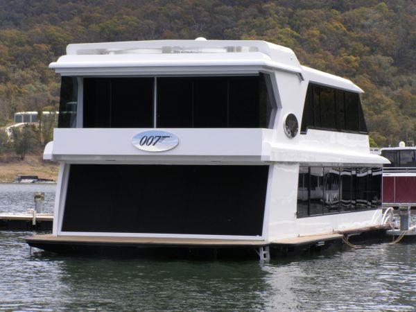 The Houseboat Factory and the launching of OO7 The confidence of people to invest in their houseboat holiday homes on the water continues Another stunning Houseboat was recently launched on Lake