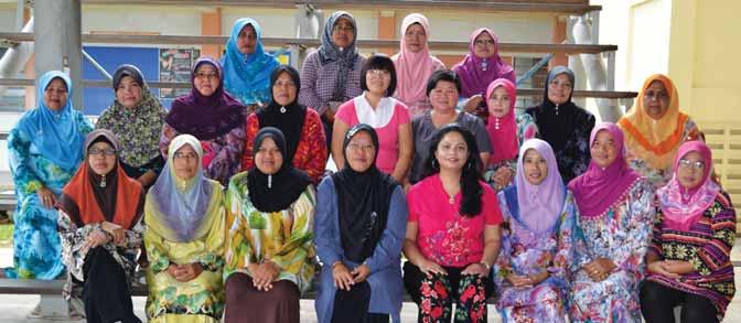 GIVING BACK TO THE COMMUNITY OF PENGERANG Between August 2013 and January 2014, an entrepreneurship and income-generation programme was conducted by trainer LifeWorks Sdn Bhd for 31 MyKasih