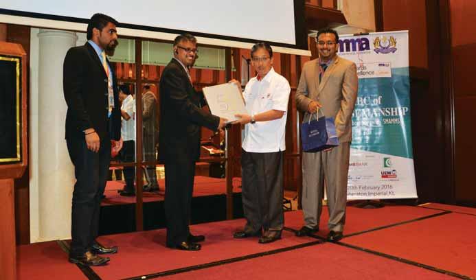 From left to right: Mr Vasu Pillai (SCHOMOS Chairman) presenting a token of appreciation to Dato Dr Haji Azman Bin Abu Bakar (Director, Medical Development Division, Ministry of Health) with