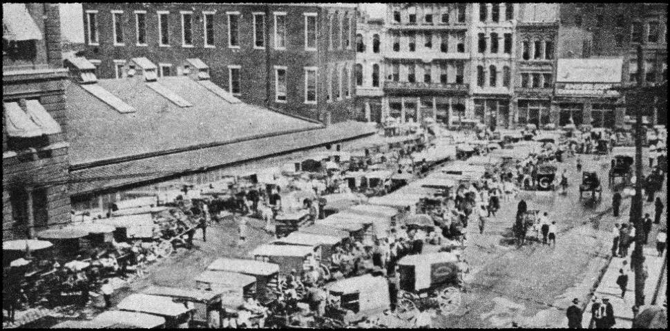 The original city market was replaced in 1829. The complex eventually consisted of two buildings, each two stories tall, connected by sheds that sheltered 100 vendor stalls.