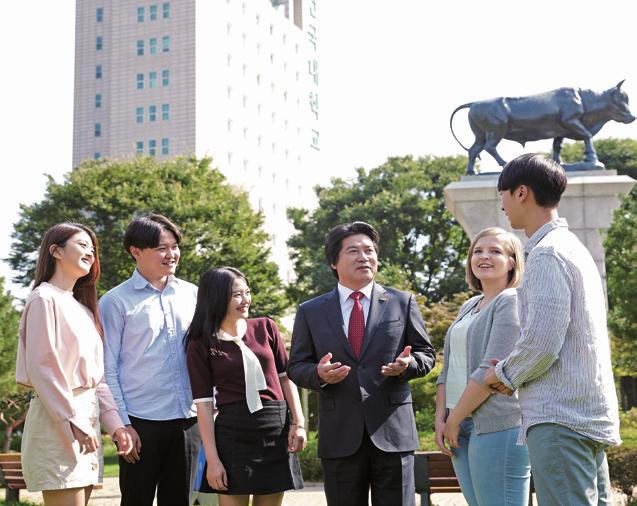 graduation at an accredited Korean or foreign university with good academic standing (2) Applicants have graduated or are expected to graduate from a 2- or 3-year associate degree program at an