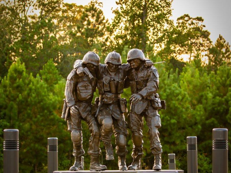monument depicts the iconic photograph taken in Fallujah by combat photographer Lucian Reed of Lance Cpls.