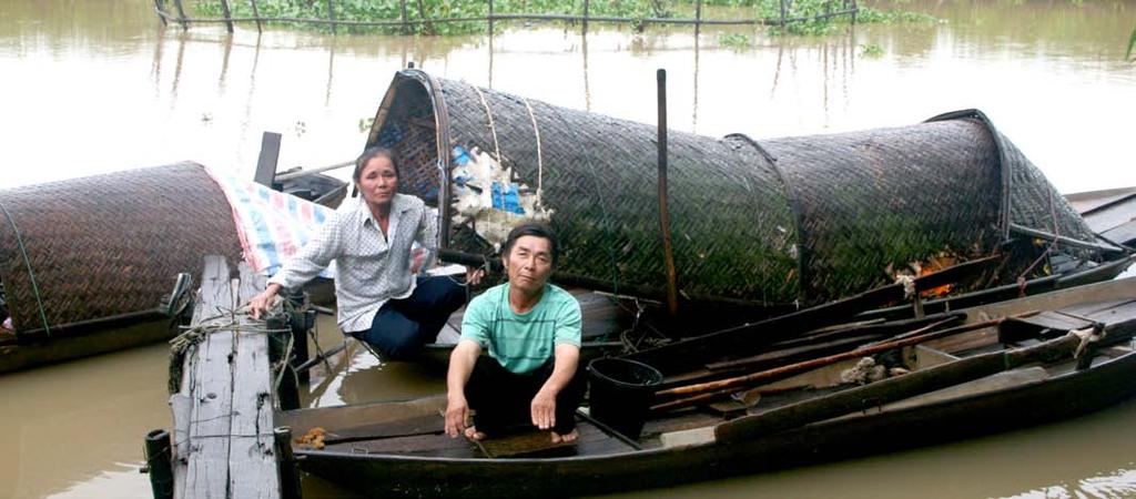 Bo Hurkmans / IFRC Beneficiaries in Hung Loi Commune (Hung Nguyen District, Nghe An Province) who bought fishing nets with their cash grants after the double floods in 2010.