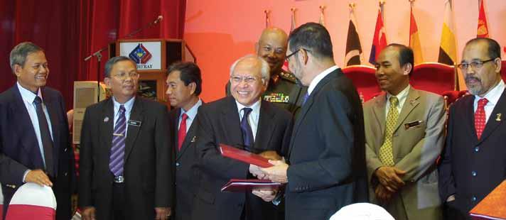 Dato Faruk as Chairman signed on behalf of APFT and Laksamana Tan Sri Dato Seri Ilyas Bin Haji Din (Bersara) Chairman of PERHEBAT signed on behalf of PERHEBAT.