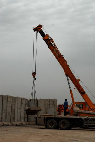10 Dragons public work projects flourish in Diyala 11 Coming soon: MWR Center 12 Black Knights adopt-a-school program Contracted Iraqi crane operators remove the excess barriers at Joint