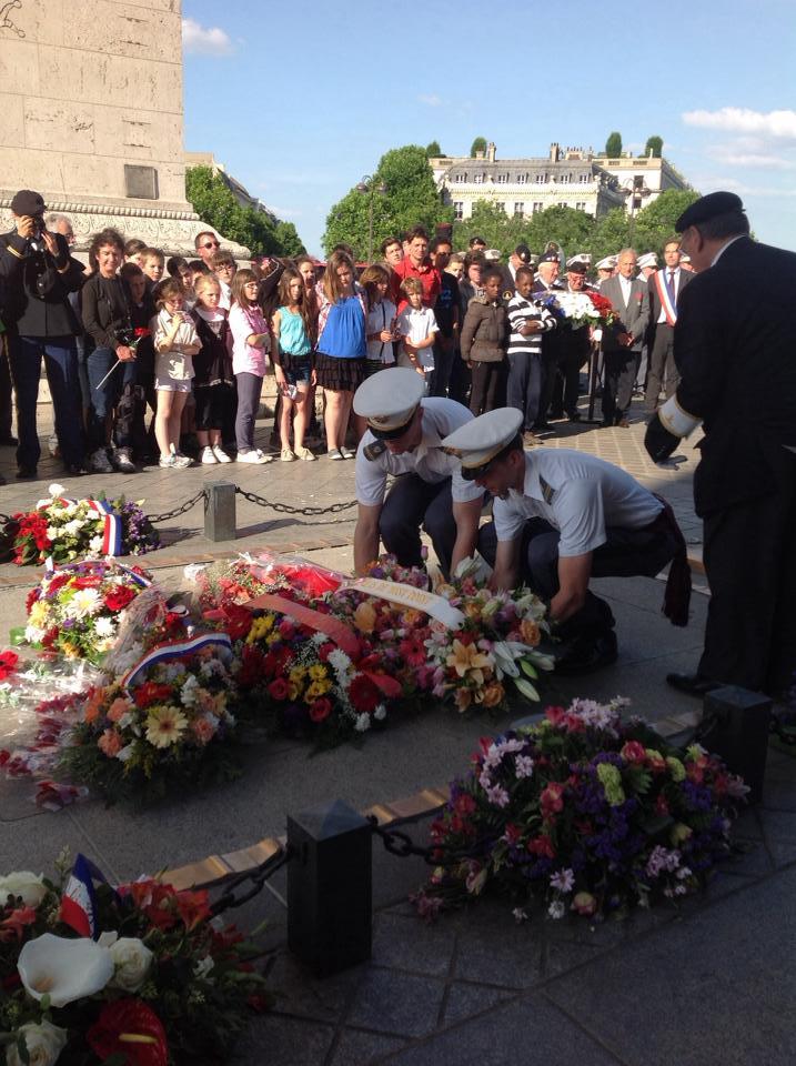 APL Majors Peter Kenna and Zach Matson place a wreath at the Tomb of the Unknown Soldier in Paris at the Arc de Triomphe during a joint ceremony with the French 2 nd Armored Division.