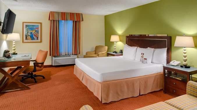 Hotel Accommodations DoubleTree by Hilton Hotel and Executive Meeting Center Palm Beach Gardens 4431 PGA Boulevard, Palm Beach Gardens, FL, 33410 This hotel is an ideal choice with unexpected