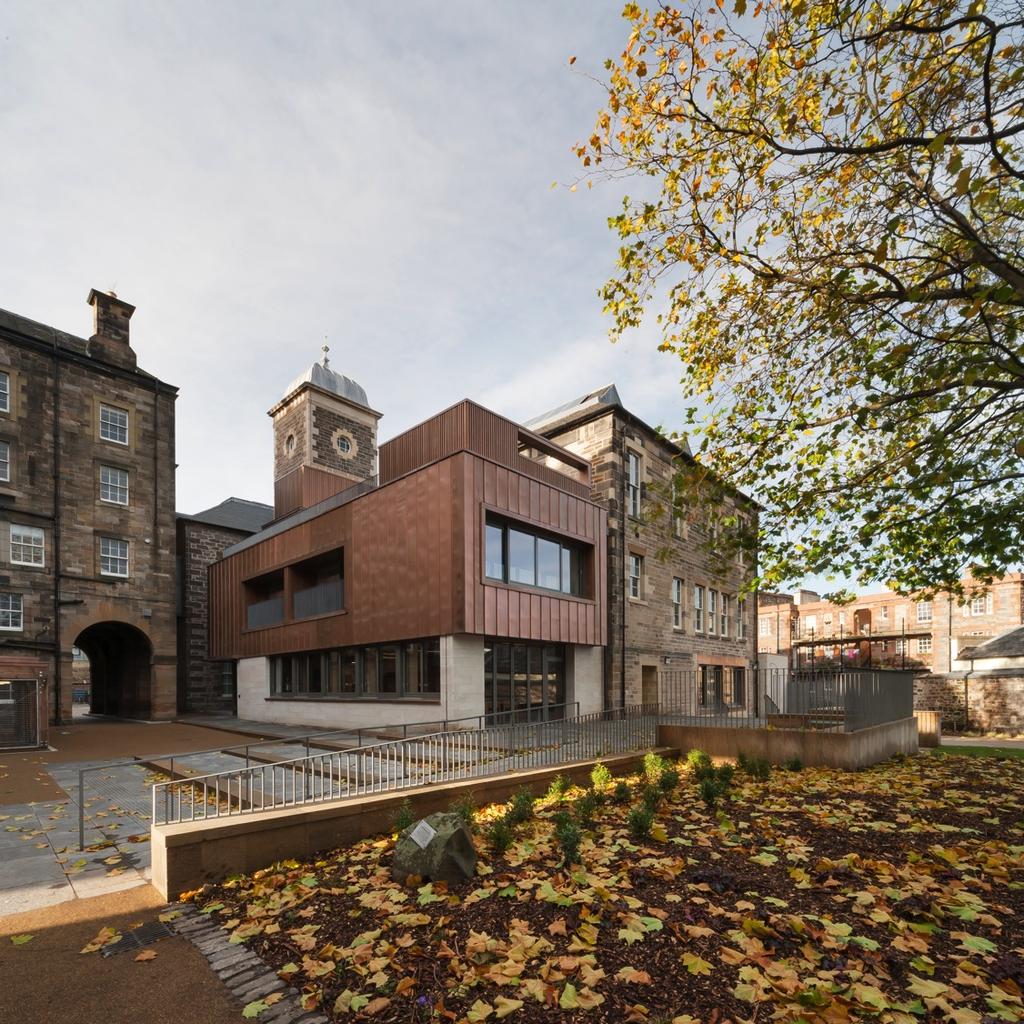 Edinburgh Centre for Carbon Innovation a HUB for knowledge, practices and networks required to BROKER &