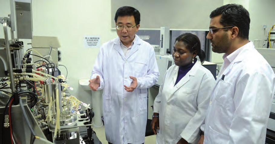 2014: AN EYE ON THE HORIZON CAS-TWAS Centre of Excellence for Biotechnology Director Lin Yee, with Oriola Olasunkanmi Bukola of Nigeria and Qari Muhammad Kaleem of Pakistan.