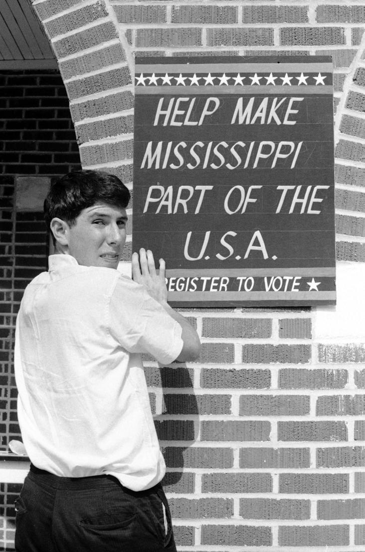 VOL. 52, NO. 1 (FALL 2014) 59 Freedom Summer volunteer Jacob Blum hanging a voter registration sign on the front of Mt.