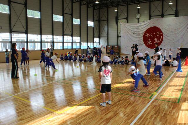 (2) Provision of temporary school gymnasiums and playing areas A prefabricated gymnasium hall has been completed in Otsuchi, Iwate, for 735 students whose schools were destroyed and replaced with
