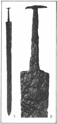 Baltų karybos viduriniame geležies amžiuje (V VIII a.) bruožai Kalavijai 5 6 pav. Dviašmenis kalavijas ir sidabrinės paauksuotos kalavijo makščių apkalos iš Taurapilio pilkapyno (Utenos r.