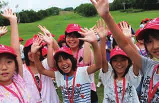 [Children freely enjoying the great outdoors] In addition, the personal growth of the volunteers who attended to the children for four da