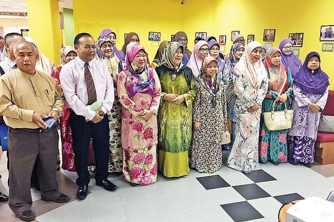 LIBRARIANS URGED TO STAY UNITED AGAINST FUTURE CHALLENGES The effort to enhance the institution of library in Brunei Darussalam continued yesterday at the Lambak Kanan Library with the launch of the