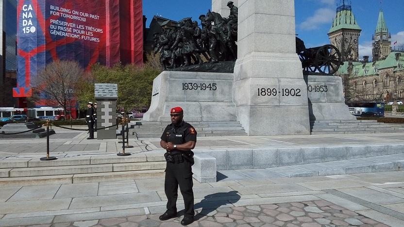 SENTRY DUTY Cpl Michel Belizaire of MPU (Ottawa) stands watch at the National War Memorial as part of MP support to the National Sentry Program.