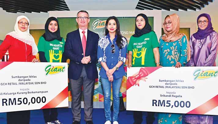 MyKasih Q4 Launches SUPPORTS 50 FAMILIES IN JOHOR Johor Princess, YAM Tunku Aminah binti Sultan Ibrahim Ismail (fourth from right) and Chief Executive Offi cer of GCH Retail (M) Sdn Bhd, Pierre