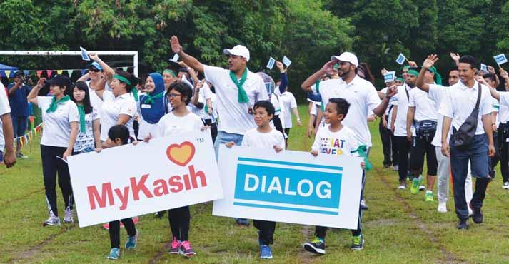 supports Orang Asli school s Sports Day Students of Sekolah Kebangsaan Bukit Lanjan, together with DIALOG Executive Chairman, Tan Sri Dr Ngau Boon Keat; MyKasih Co-Founder Puan Sri Jean Ngau and SK