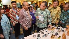 Left to right: Mr Heru Prasetyo, Chairman Board of Patron Indonesia Business Links, Prof.