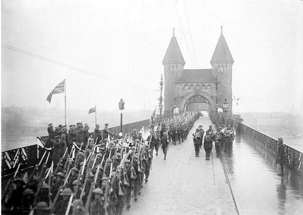 5 of 12 08/03/2014 2:20 PM The Van Doos Cross the Rhine, December, 1918. Sacrifice The triumphs during "The Last Hundred Days" were impressive, but came at a high price.