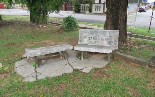 Selain itu, terdapat kerusi yang rosak tidak dibaiki atau dibuang dan kerosakan concrete slab di Taman Ria dan Taman Sri Indah Fasa 4 seperti di Gambar 2.