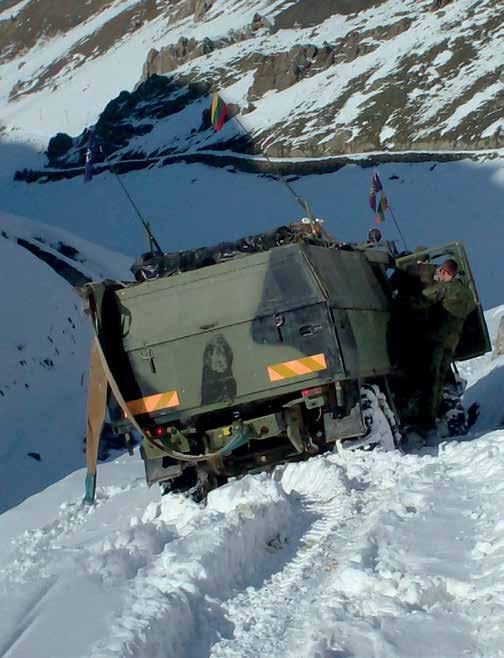 Hindukušo kalnyno viršūnės, siekiančios iki 4 000 m aukščio virš jūros lygio, sunkiai įveikiamos antžeminiu transportu, todėl nuolatinis patruliavimas net ir atokiausiuose provincijos rajonuose yra