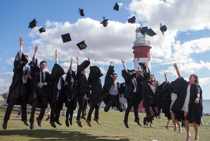 THE HIGHER EDUCATION ACHIEVEMENT REPORT (HEAR) Over half of UK Universities now issue a Higher Education Achievement Report (HEAR) for their graduates to share with prospective employers.